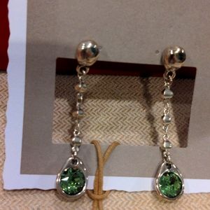 UNO de 50 chain earrings with green brilliant stone
